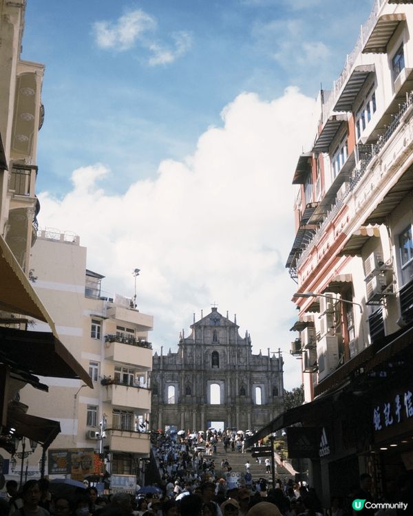 澳門以其獨特的建築風格而聞名，融合了中西文化。大三巴牌坊是澳...