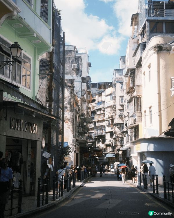 澳門以其獨特的建築風格而聞名，融合了中西文化。大三巴牌坊是澳...