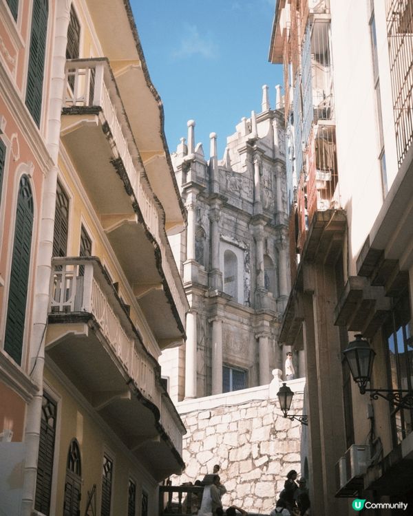 澳門以其獨特的建築風格而聞名，融合了中西文化。大三巴牌坊是澳...