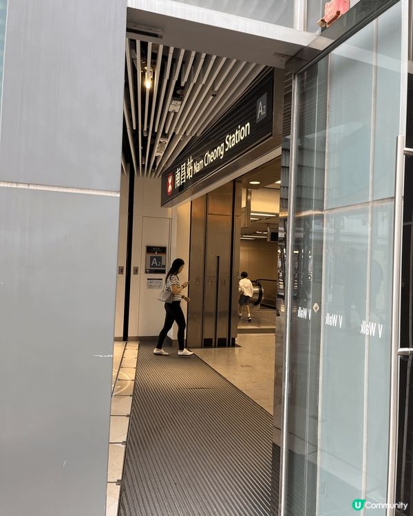 #冬日打卡 南昌站的V·Walk商場已布置了聖誕裝置，最引人...