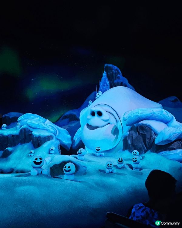 香港迪斯尼新开冰雪奇缘区值得游玩一次！