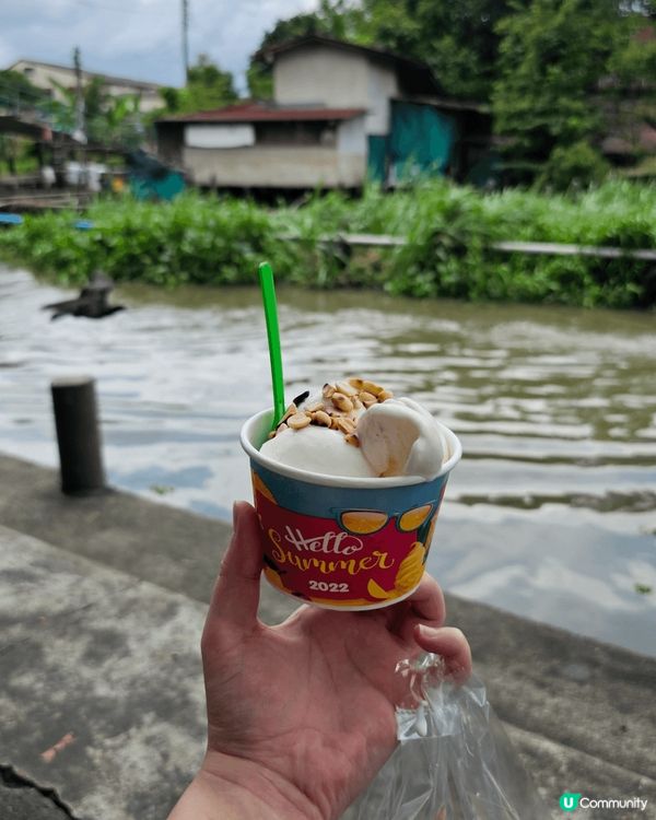 泰國傳統水上市場，市集裏面有賣好多泰國特色小食，基本旅客中意...