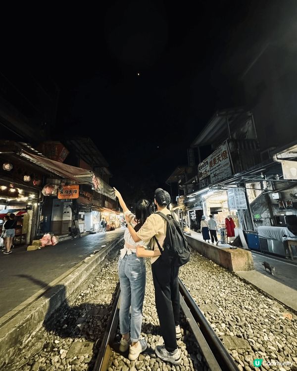 登登登登!介紹大家去情侶必去台灣十分放天燈，圖裏面嗰間仲有特...