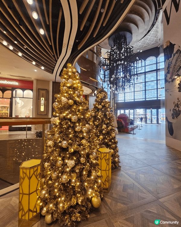 係充滿節日氛圍嘅K11 Musea行街，一路聽住流行聖誕曲，...