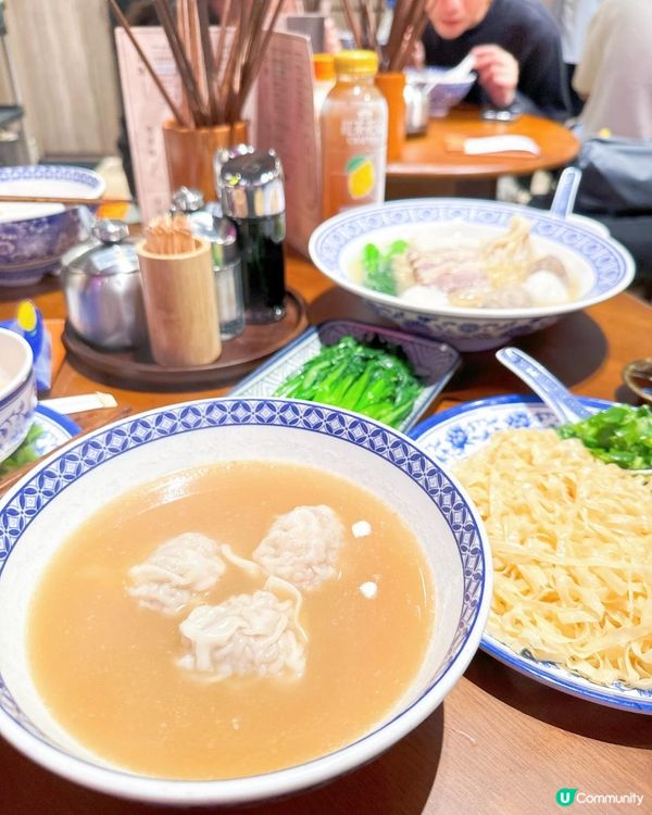 必食大粒雲吞，必飲濃郁雞白湯