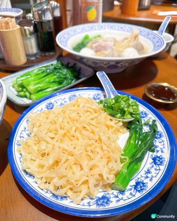 必食大粒雲吞，必飲濃郁雞白湯