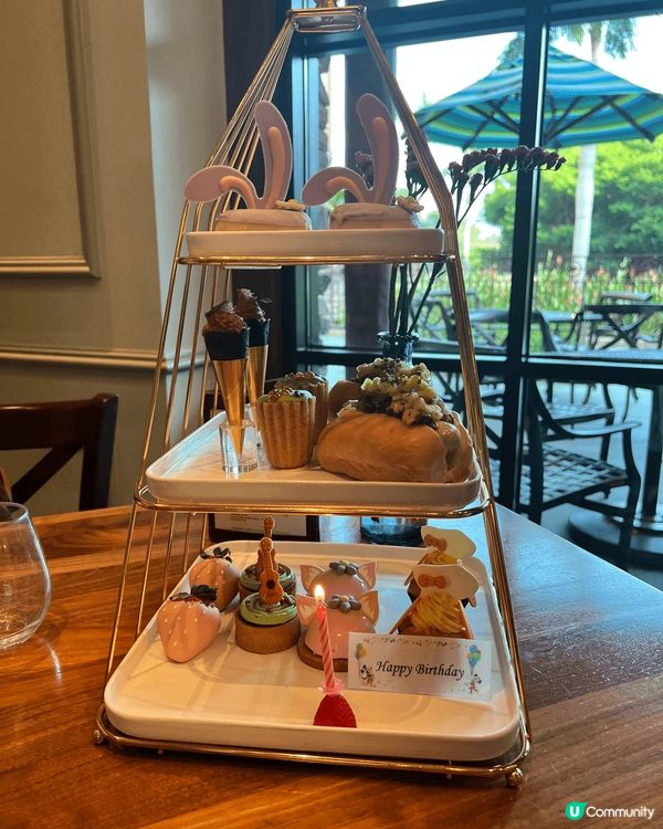 這星迪士尼探索家酒店芊彩餐廳的甜品，整架是duffy與好友的...