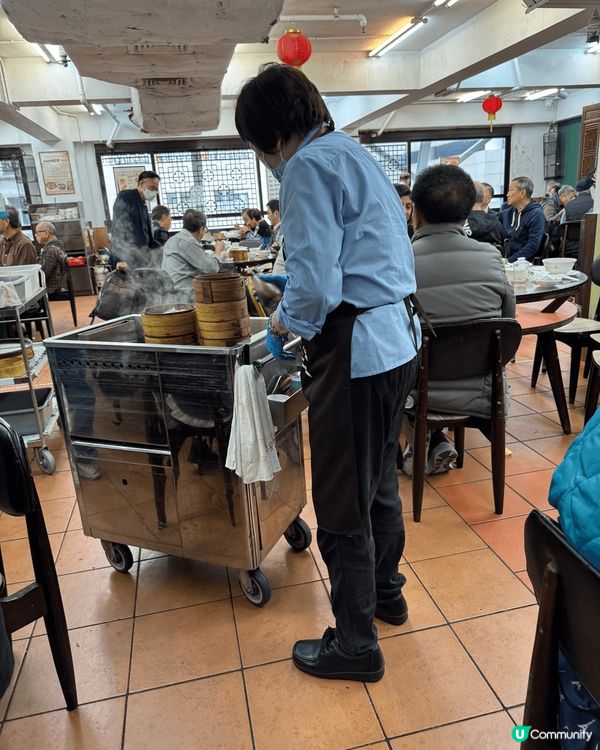 呢度好近公司，係西營盤站 A1 出口行５分鐘就到。呢度食懷舊...