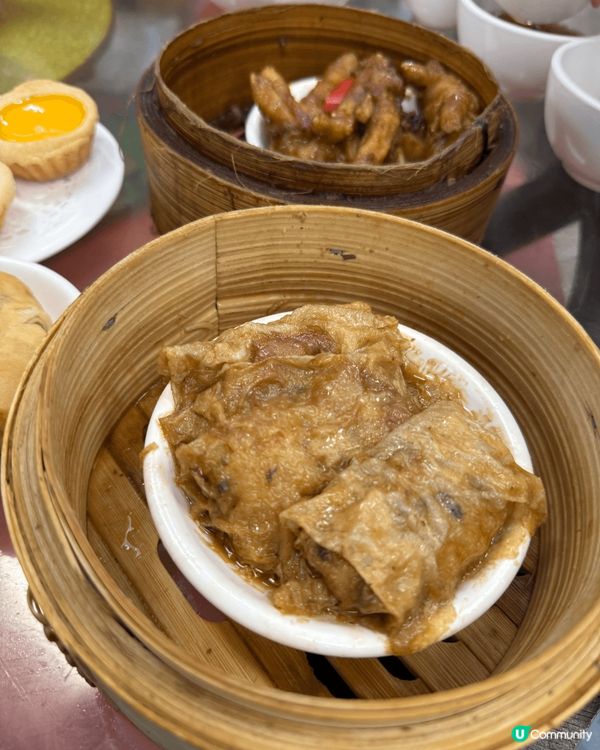 呢度好近公司，係西營盤站 A1 出口行５分鐘就到。呢度食懷舊...