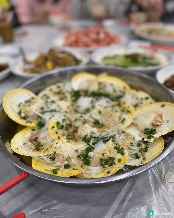 首先喺鴨脷洲街市買海鮮，然後就拎上去鴨脷洲熟食中心俾人烹調，...