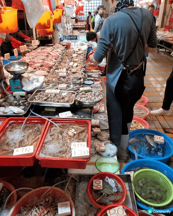 首先喺鴨脷洲街市買海鮮，然後就拎上去鴨脷洲熟食中心俾人烹調，...