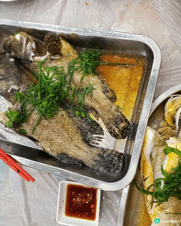 首先喺鴨脷洲街市買海鮮，然後就拎上去鴨脷洲熟食中心俾人烹調，...