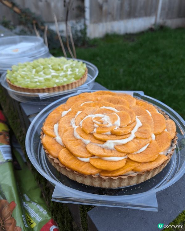 不同款式的甜品，有Churros, 有喜茶，有聖誕節裝修杯子...