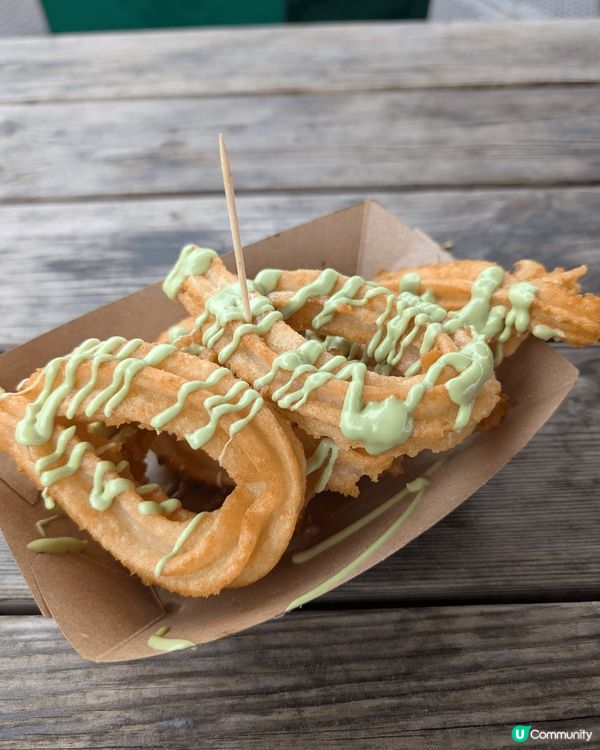 不同款式的甜品，有Churros, 有喜茶，有聖誕節裝修杯子...