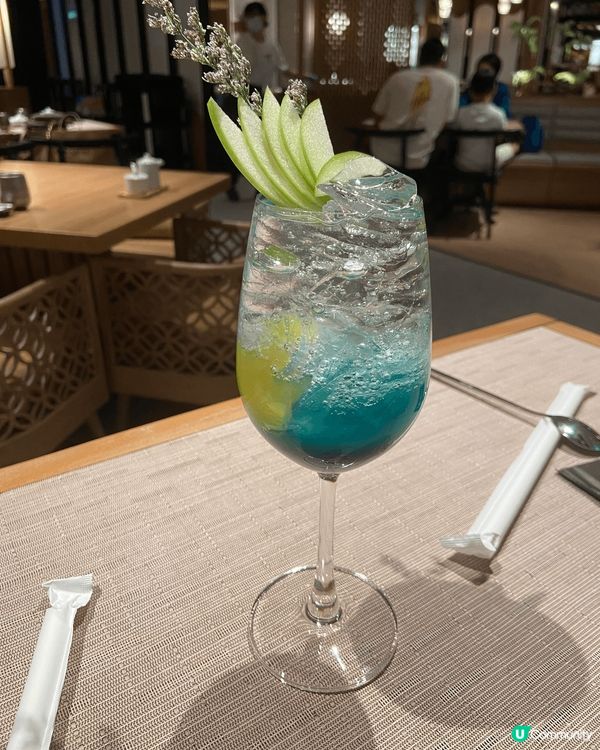 QUE既下午茶，宇治抹茶提拉米蘇，搭配特調無酒精飲品「海洋香...