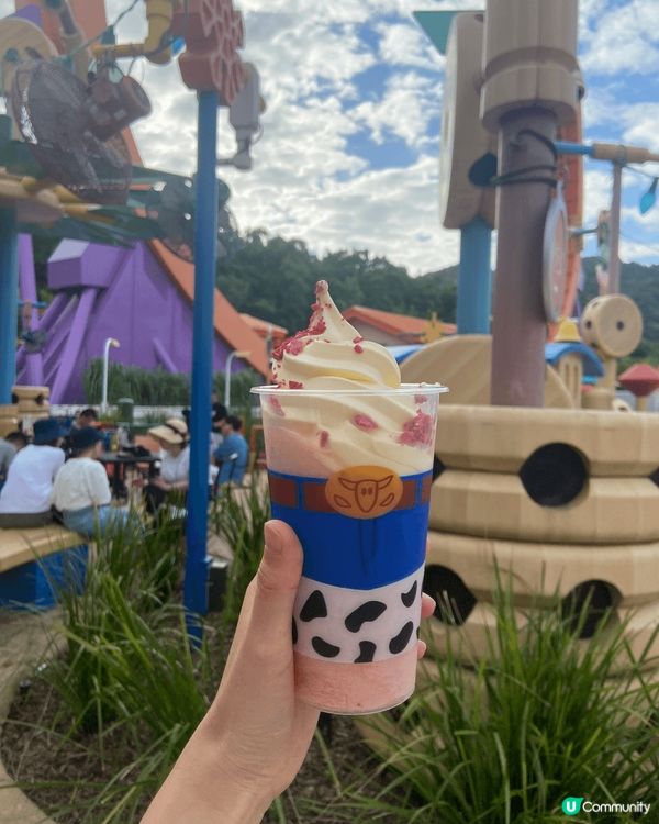 去迪士尼就算幾飽都要試一試呢一個雪糕沙冰！