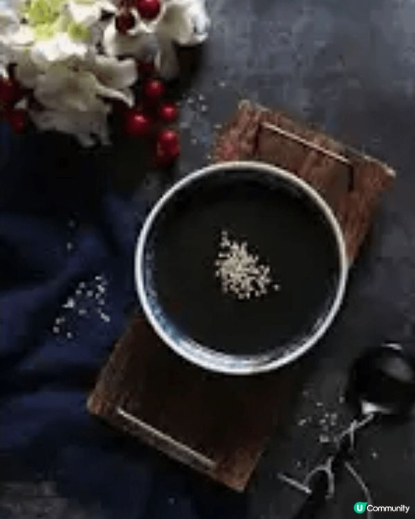 [芝麻糊]是一道中國傳統美食。將黑芝麻磨成末狀後，用溫水或沸...