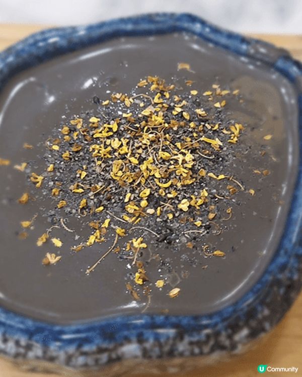 [芝麻糊]是一道中國傳統美食。將黑芝麻磨成末狀後，用溫水或沸...