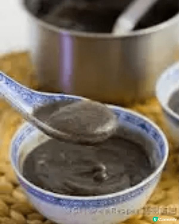 [芝麻糊]是一道中國傳統美食。將黑芝麻磨成末狀後，用溫水或沸...
