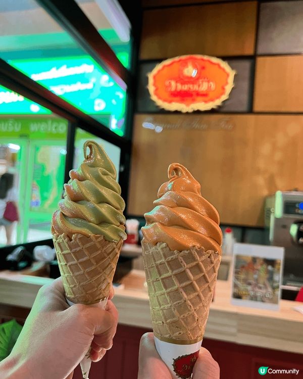 這張圖片展示了兩個色彩繽紛的雪糕圓筒，分別是綠色抹茶味和橙色...