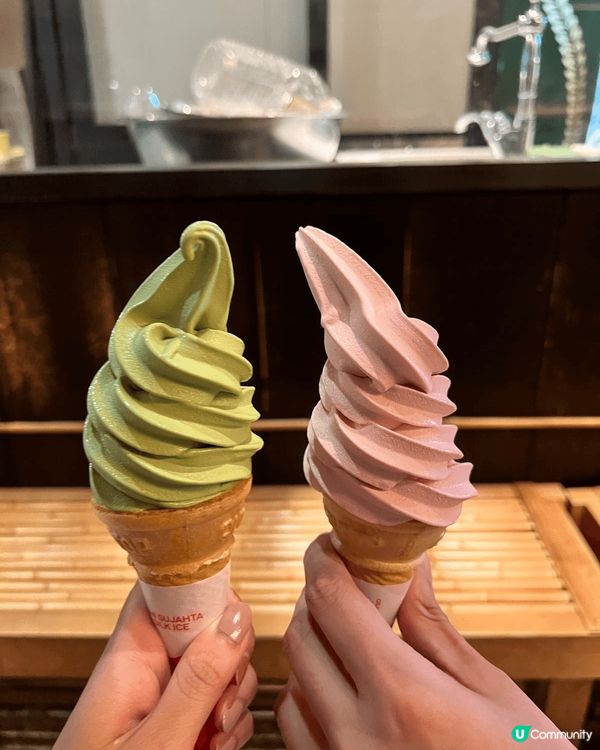 這張圖片展示了兩個色彩繽紛的雪糕圓筒，分別是綠色抹茶味和橙色...