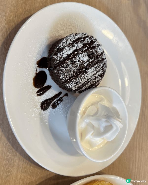 這張圖片展示了兩個色彩繽紛的雪糕圓筒，分別是綠色抹茶味和橙色...