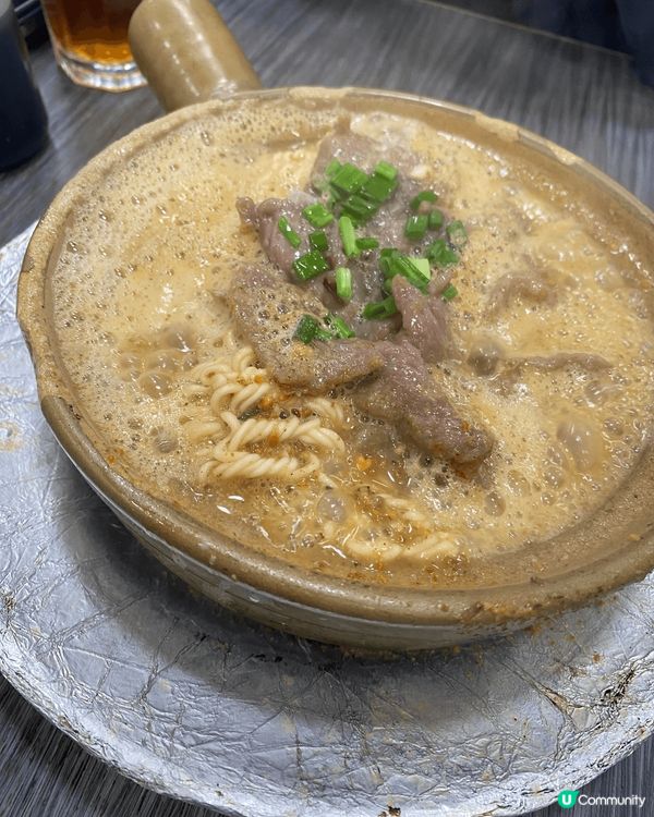 冬天有沙嗲牛肉麵，湯濃肉嫩，又熱又好食。