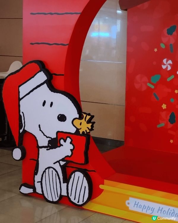 跟Snoopy賀聖誕節💚！置身在經典的紅色小屋中，連同其一眾...