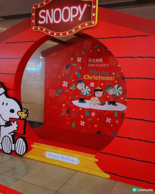 跟Snoopy賀聖誕節💚！置身在經典的紅色小屋中，連同其一眾...