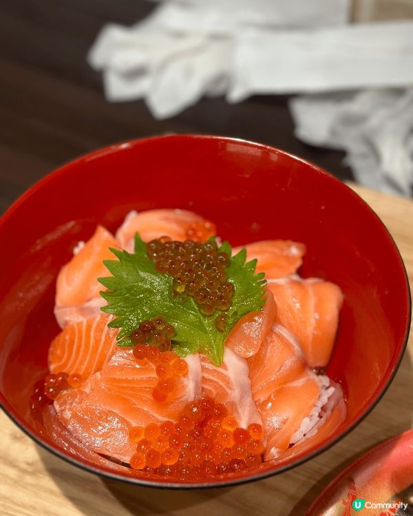 仙台朝市被稱為「仙台人廚房」，市場內嘅最末端有食堂，可以喺商...