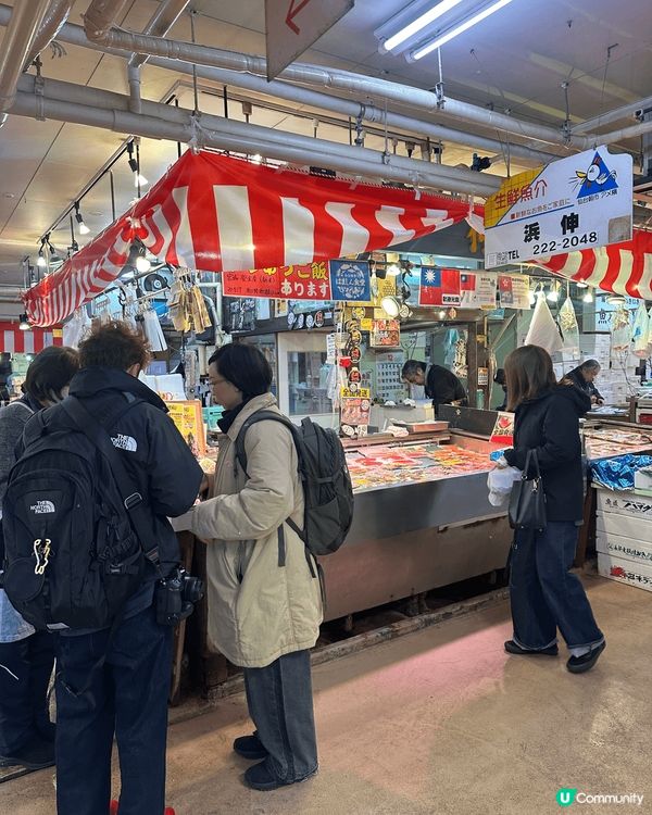 仙台朝市被稱為「仙台人廚房」，市場內嘅最末端有食堂，可以喺商...