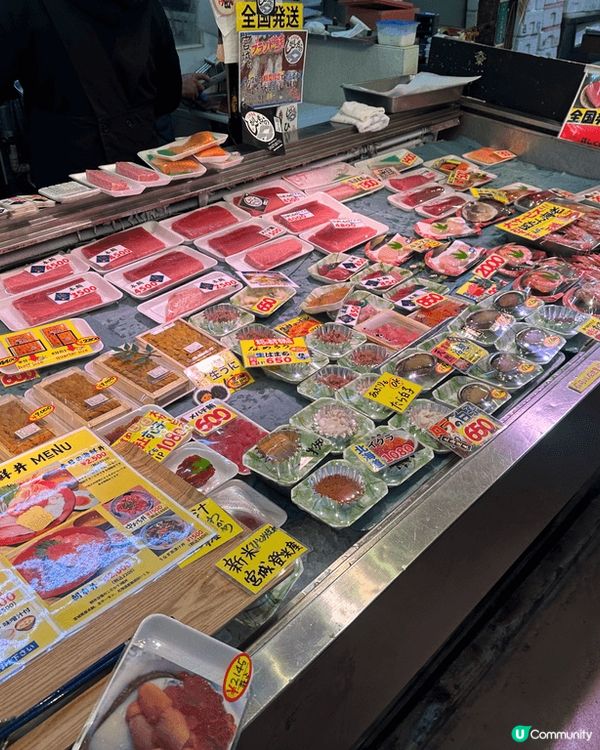 仙台朝市被稱為「仙台人廚房」，市場內嘅最末端有食堂，可以喺商...