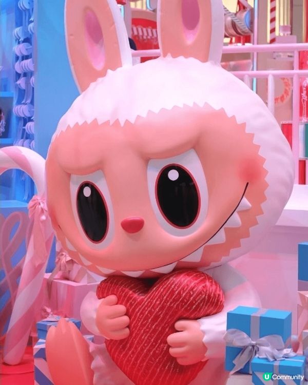 好鍾意labubu,地點在中環置地，成個商場都好有聖誕氣氛，...