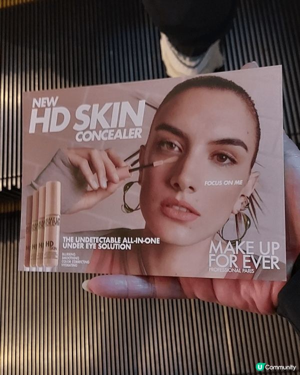 行過朗豪坊有2個靚仔在派紙，是make up for eve...