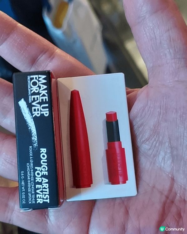 行過朗豪坊有2個靚仔在派紙，是make up for eve...