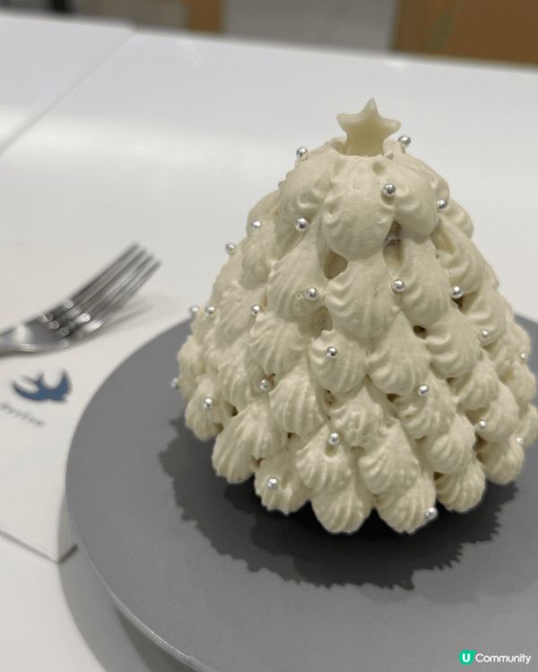 聖誕樹造型蛋糕，呢間cafe每年都推出唔同口味唔同造型嘅迷你...