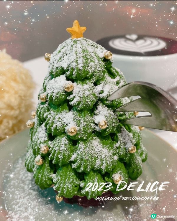 聖誕樹造型蛋糕，呢間cafe每年都推出唔同口味唔同造型嘅迷你...