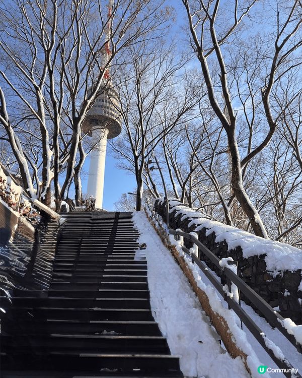 去首爾必到南山塔，坐住纜車睇雪景，再同首爾塔影張靚相，帶埋老...