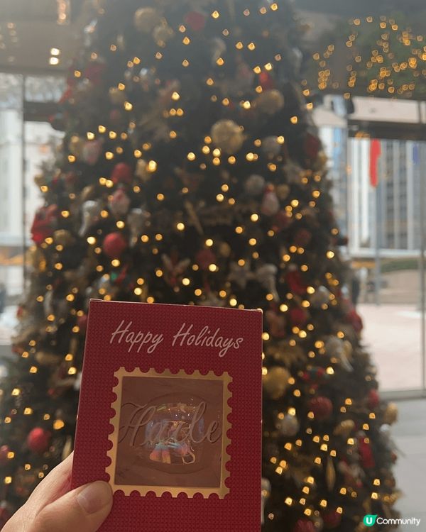 在香港置地的商業大樓上班的小福利，可以領到特別訂製的聖誕裝飾...