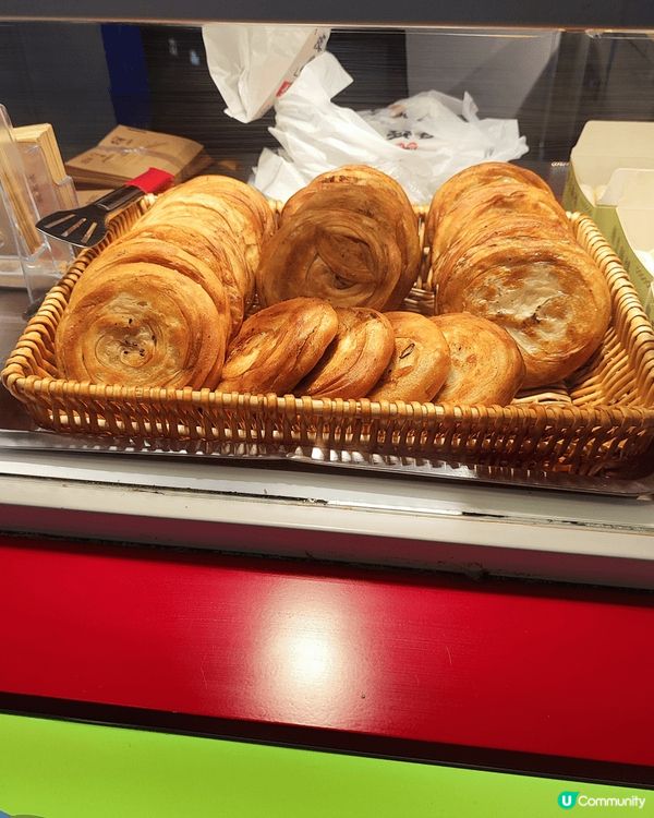 在蓮塘過關後找個小吃。看到即叫即製的宮廷牛肉餅，只係九蚊人仔...