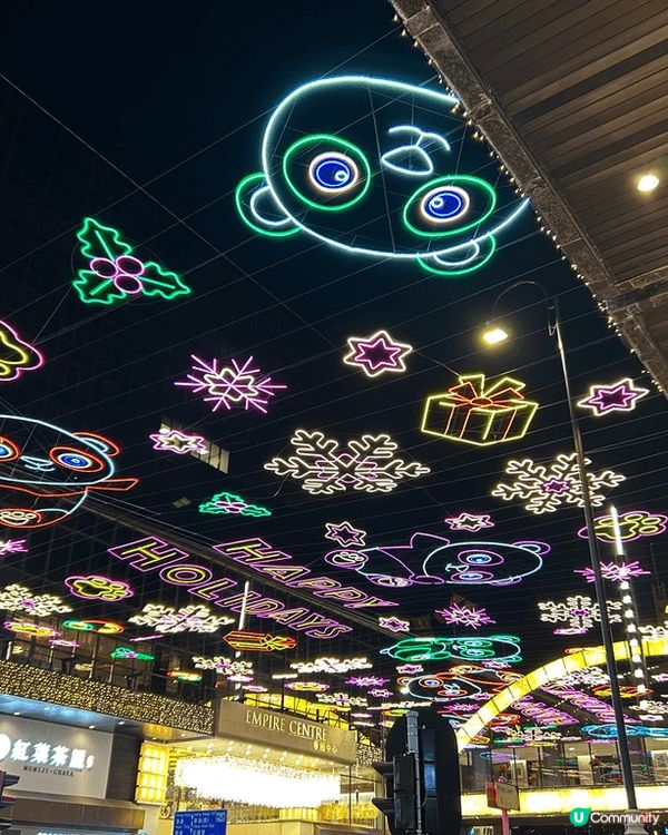 尖東的聖誕燈飾有個位好靚，就是在尖沙咀中心與帝國中心中間的車...