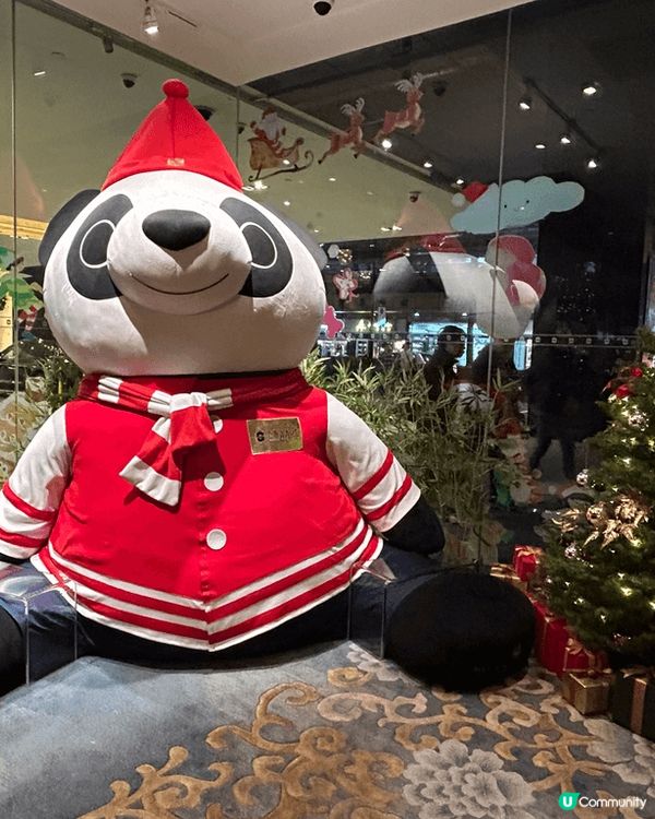 尖東的聖誕燈飾有個位好靚，就是在尖沙咀中心與帝國中心中間的車...