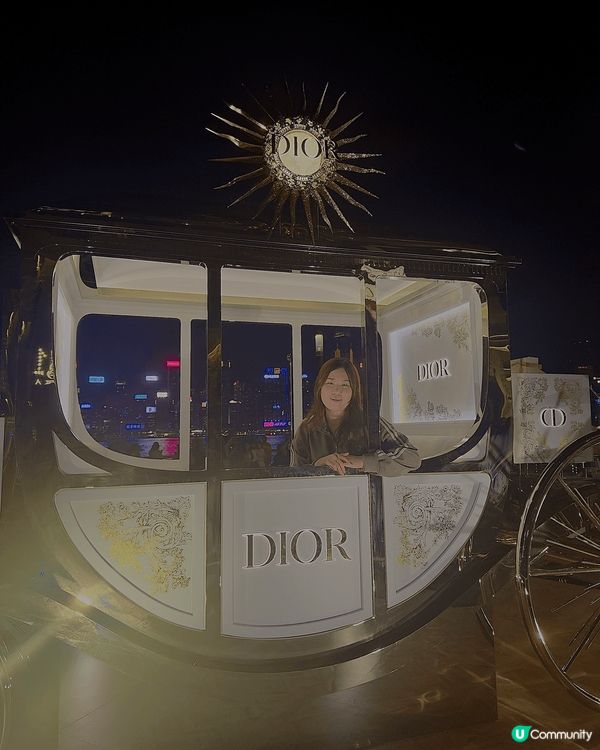 Dior 喺K11 MUSEA 星光大道有靚靚聖誕樹同馬車，...