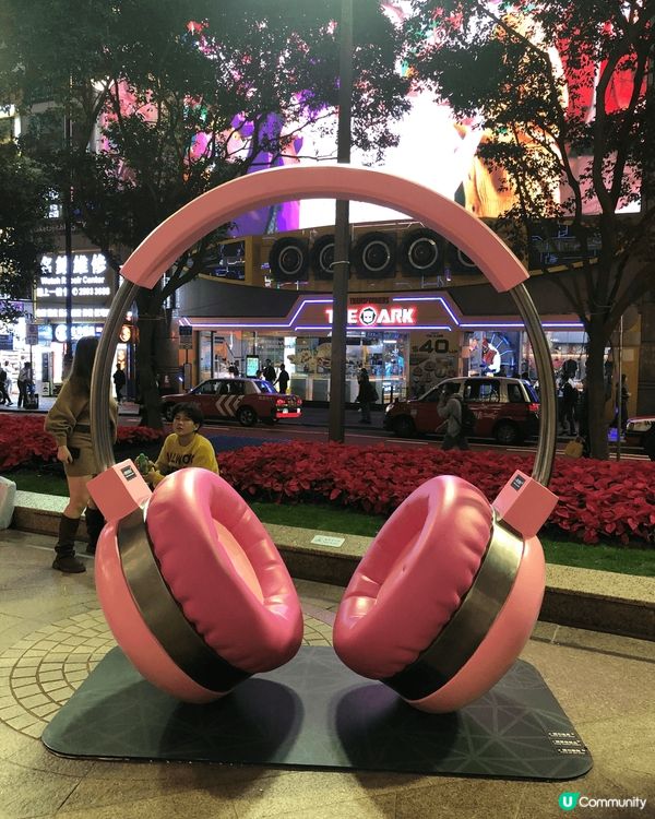 香港銅鑼灣時代廣場，地面廣場有BLACKPINK 影相打卡位...