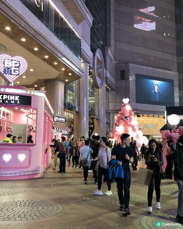 香港銅鑼灣時代廣場，地面廣場有BLACKPINK 影相打卡位...