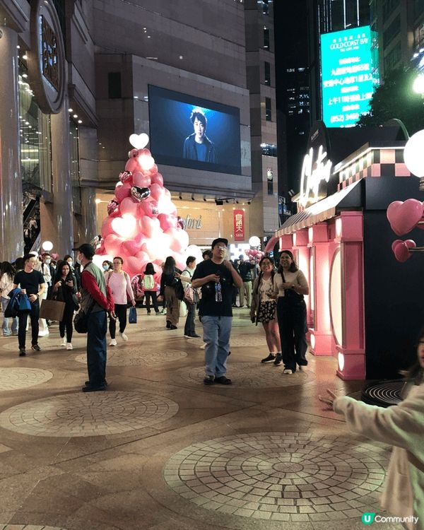 香港銅鑼灣時代廣場，地面廣場有BLACKPINK 影相打卡位...