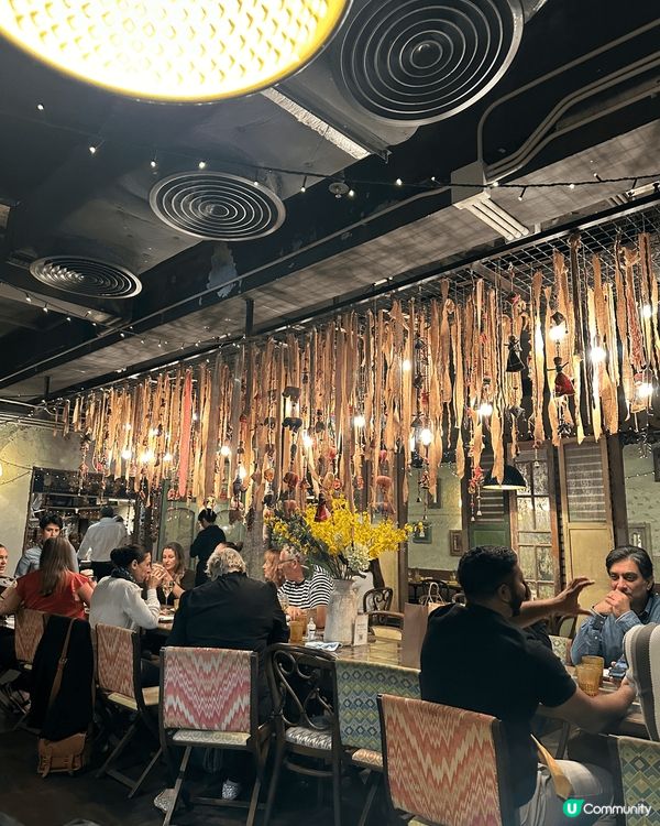 這次我終於揭開了中環雲咸街那座藍色磚牆和紅色門後的秘密，進入...