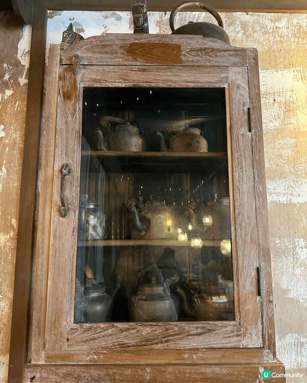 這次我終於揭開了中環雲咸街那座藍色磚牆和紅色門後的秘密，進入...