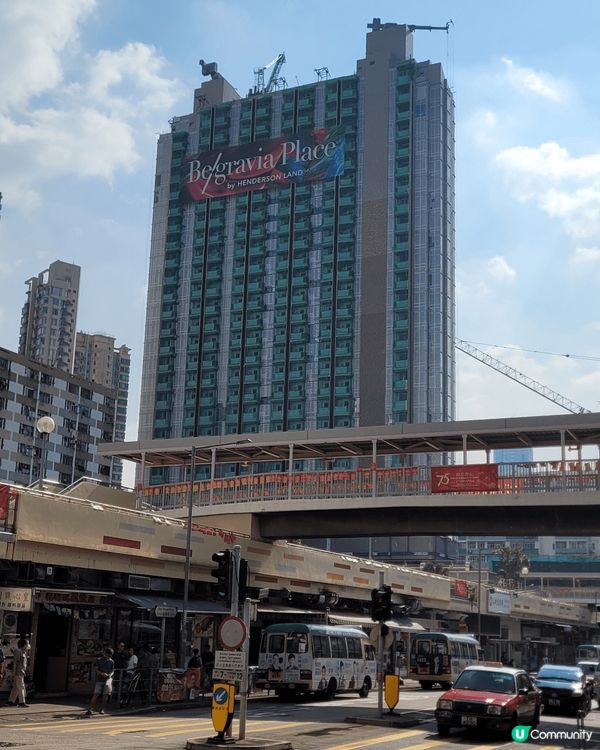 香港的建築物一般很宏偉及漂亮，吸引很多世界各地的遊客觀光。