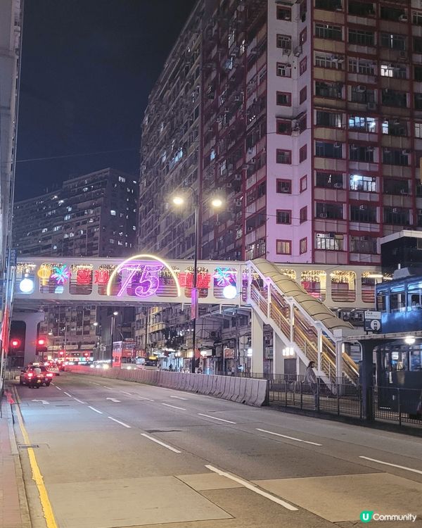 香港的建築物一般很宏偉及漂亮，吸引很多世界各地的遊客觀光。